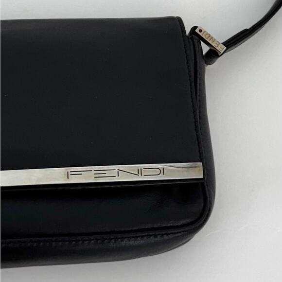 Fendi Vintage Leather Shoulder Bag in Black with Silver Logo Bar Authentic - Picture 4 of 16